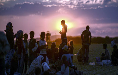 لاجئون اكراد سوريون قرب بلدة سروج في تركيا